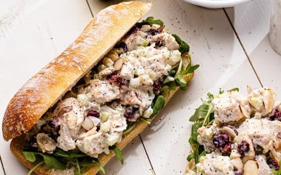 ساندویچ مرغ و گردو