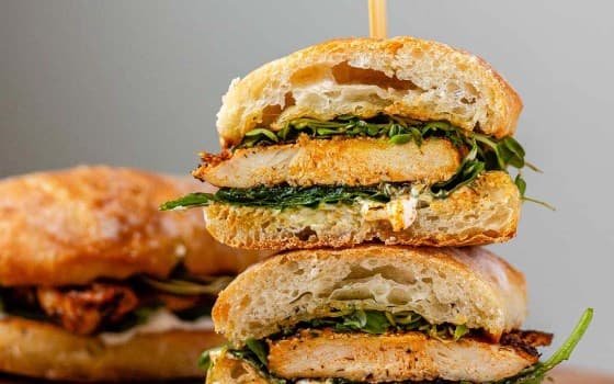 ساندویچ مرغ و اسفناج و پنیر